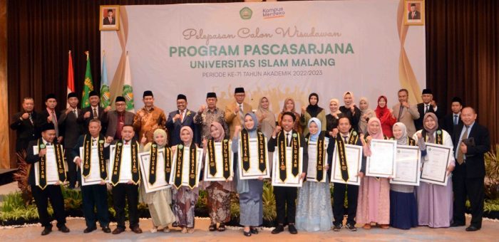 Pascasarjana Unisma Apresiasi Lulusan Terbaik saat Pelepasan Wisudawan
